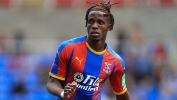 Фото: cpfc.co.ukКак сообщает Daily Mail, интерес к 26-летнему футболисту имеется у «Далянь Ифан», который готов предложить Заа роскошные условия. Зарплата ивуарийца составит 11 млн фунтов, что раза в четыре больше, нежели он получает сейчас в Англии. К тому же, контракт будут рассчитан на 4 года. Исходя из этого, Заа может стать одним из самых высокооплачиваемых игроков в мире.
