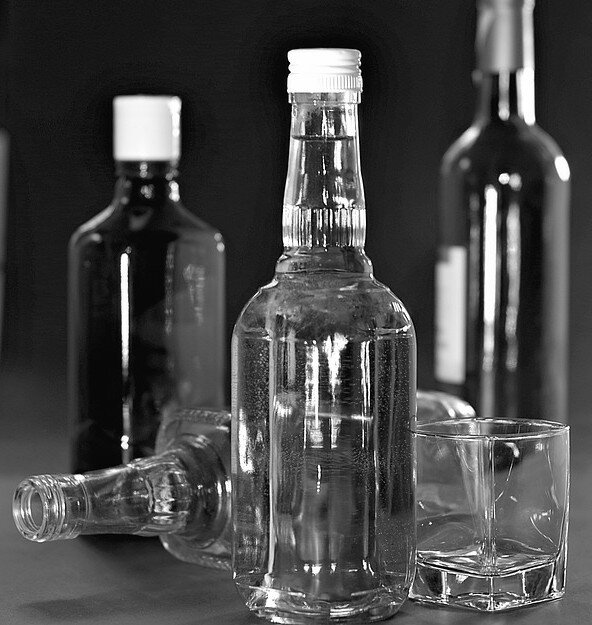 Простой обыватель, возможно, не сразу сможет предположить, по какой причине вещество, имеющее широкий диапазон применения в косметологии, фармацевтике и кулинарии, смешивают с крепким алкогольным напитком кустарного производства. На первый взгляд, самогон и пищевая добавка Е422 – это взаимоисключающие друг друга вещи. Но, оказывается, что подобная точка зрения ошибочна.