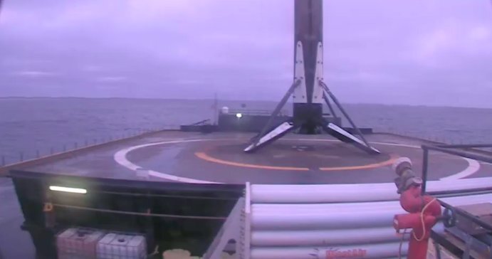 Первая ступень Falcon 9, успешно посаженная на баржу под названием "Just Read The Instructions" . Источник: кадр из официальной трансляции SpaceX.