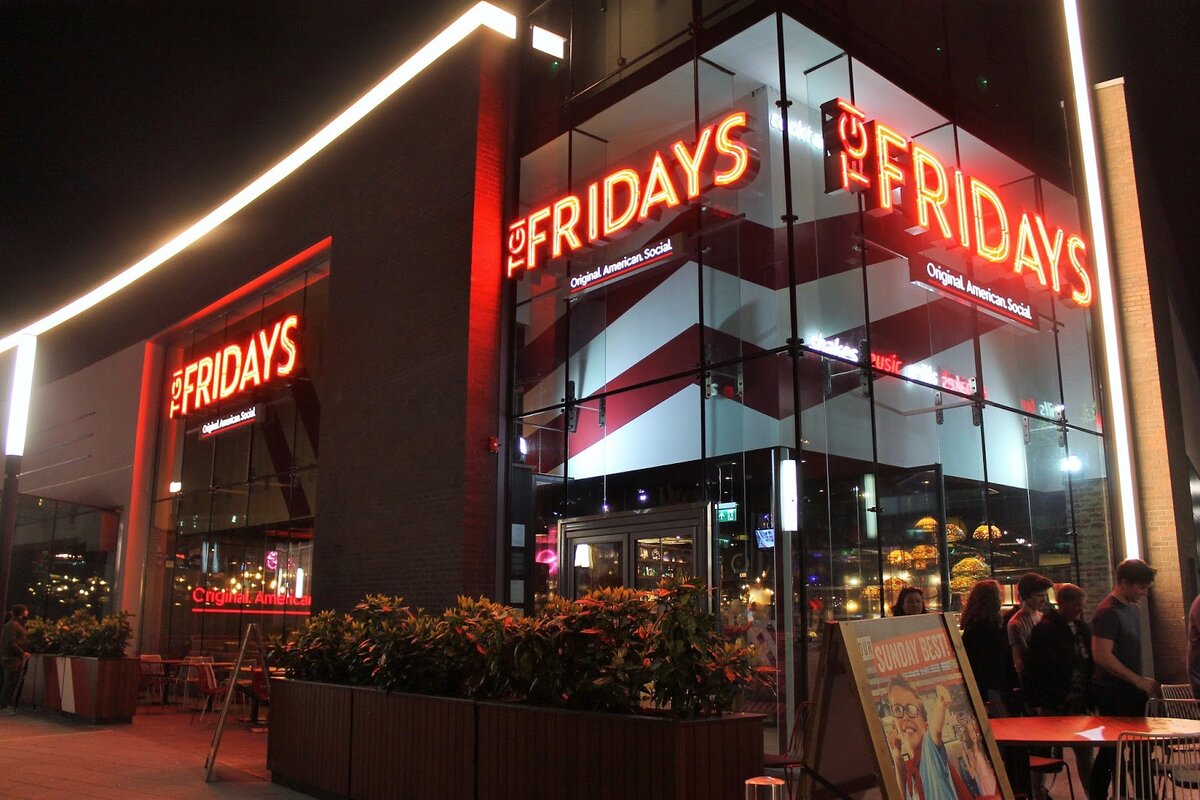 Фрайдей фото. Ти Джи Фрайдис. Сеть ресторанов Фрайдис. TGI Fridays Москва. Fridays рестораны.