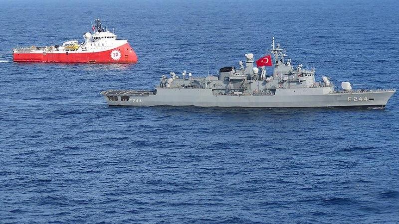 Сейсморазведочное судно Barbaros Hayrettin Paşa в сопровождении кораблей ВМФ Турции Tanux-1 и Apollo Moon. Фото Ayudinlic.com.tr