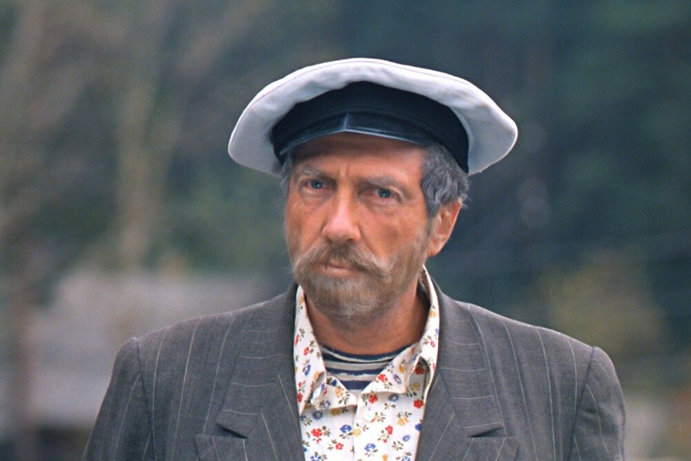 кадр из фильма "Любовь и голуби"