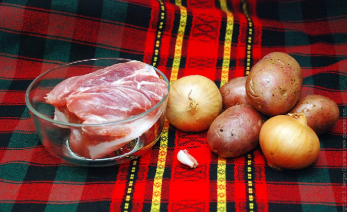 Вот нашла на фото набор- свинина, картошка, лук, чеснок