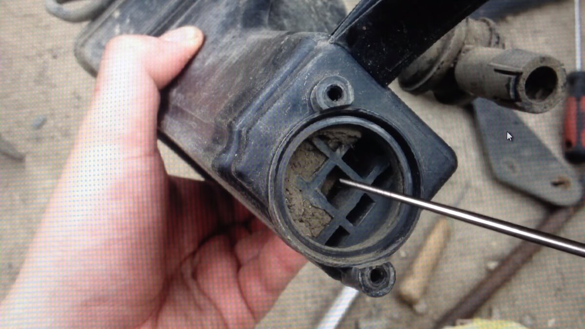 забитый адсорбер вживую (кадр из моего видео по ссылке ниже)