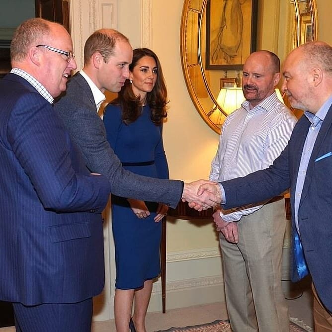 Кейт для беседы с офицерами полиции остановила свой выбор на приталенном прямом платье-миди Jenny Packham