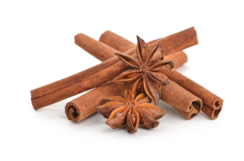 Корица. Как приятно в холодный зимний вечер выпить чашечку горячего кофе с корицей или вдохнуть  запах свежей выпечки с ароматом корицы.
А ведь у каждой хозяйки на кухне есть эта пряность. Всего насчитывается четыре вида: цейлонская, китайская, индийская и пряная. Отличаются друг от друга толщиной трубочки, цветом, ароматом и вкусом. В России ценится исключительно корица цейлонская.
Кроме кулинарии её используют в парфюмерии и в медицине, как лекарственное средство. Эта пряность богата калием, минеральными веществами, железом, магнием. Содержит витамины А,В, С, РР.
Корица способствует улучшению памяти, концентрации внимания. Её можно использовать от бессонницы и депрессии. Теплый чай с корицей поможет вам справиться с головной болью, простудой и кашлем.
Корица, как и любое растение, безопасно для здоровья, если использовать её в разумных количествах.