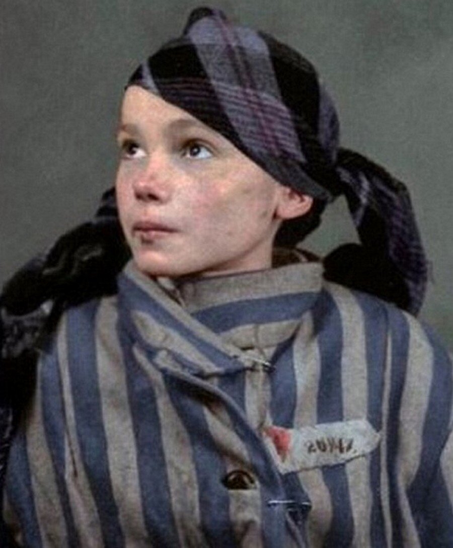  Чеслава Квока. Фото, сделано Вильгельмом Брассле, польским фотографом - узником Освенцима. Фото раскрашено бразильской художницей. 1943г.