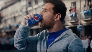 На этот раз пятикратный обладатель «Золотого мяча» показал свою гениальности в настольном теннисе. Он со второй попытки сбил мячик, который лежал на горлышке бутылки на противоположной стороне игрового стола.
