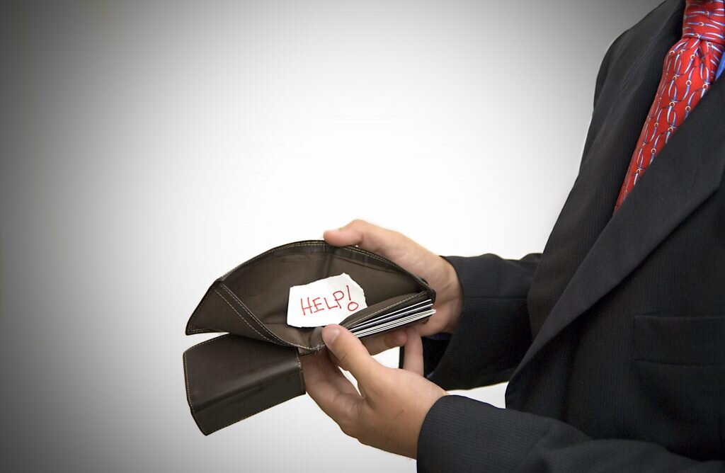 Как начать бизнес с 0 без денег. Как без денег то. Кошелек без денег. Девушка с кошельком в руках. Денежные цели.