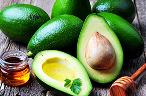 Авокадо сегодня -один из самых популярных фруктов, особенно среди любителей здорового питания. Авокадо -удивительный фрукт, содержит много жира и очень мало сахара.