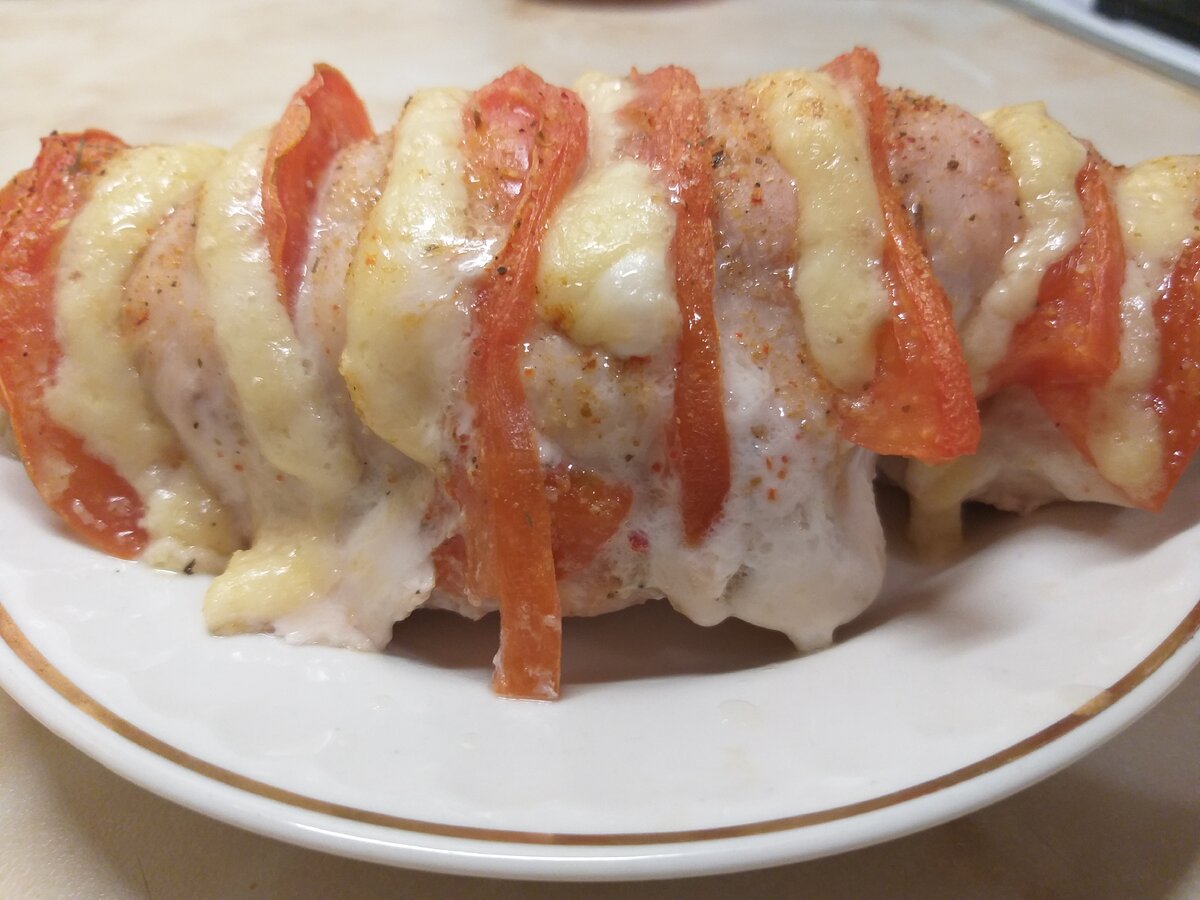 Куриная грудка гармошка с помидорами и сыром в духовке