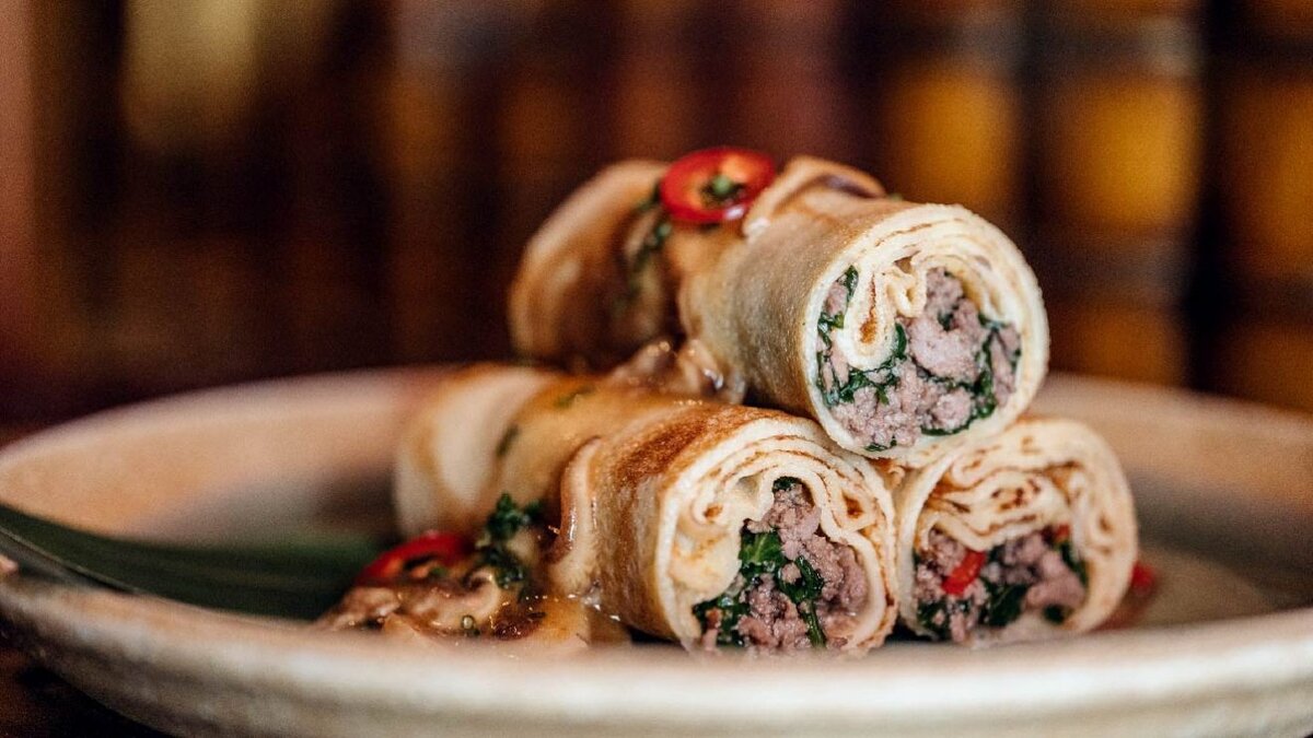 Подача блинов с мясом в ресторане