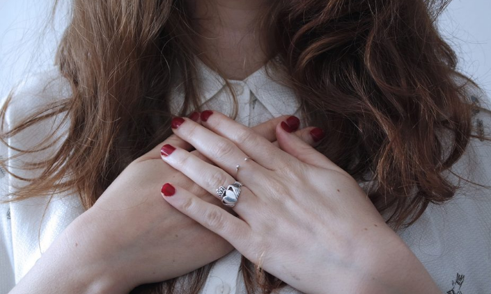 Уважение - это то, как вы относитесь и думаете о ком-то еще. Самоопределение - это то, как вы относитесь и думаете о себе. 