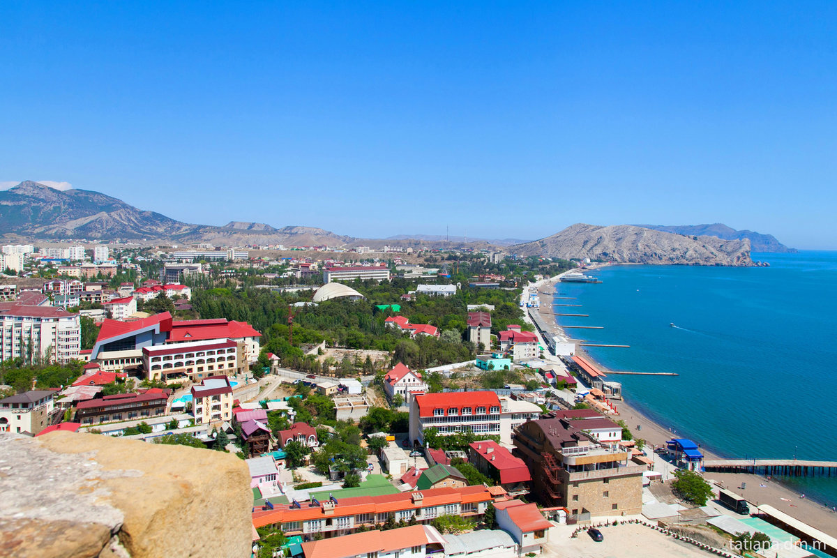  Вот уже много лет подряд ,если позволяет отпуск ,стараюсь поехать отдыхать в этот замечательный городок СУДАК в Крыму !!! Это очень привлекательный уютный небольшой городок  с очень добрыми и внимательными жителями !!! Протяженность пляжа ,где то около четырех километров !!! Пляж есть галечный и песчаный !! Много гостевых домов и санаториев !!!! Мы как обычно останавливаемся в районе Аквапарка !!! В Судаке климат очень благоприятный ,нету влажности !!! И даже очень жаркая погода ,легко переносится !!!  Также на набережной очень много точек общественного питания .на любой вкус и кошелек 1!!! Начиная от вип ресторанов и также много кафе и столовых ,с живой музыкой !!! Также в Судаке есть Генуэзская крепость ,в которой проводятся экскурсии ,а так же рыцарские турниры !!!! Все эти годы я путешествую на своем автомобиле !!! И считаю ,что это самый удобный и экономичный способ !!!  И  за эти годы я уже выработал свой маршрут и если подписчикам моего канала будет интересно ,я могу поделится этой информацией  !!!!! А сейчас я жду очередного отпуска,что бы отправится в этот райский уголок !!!!