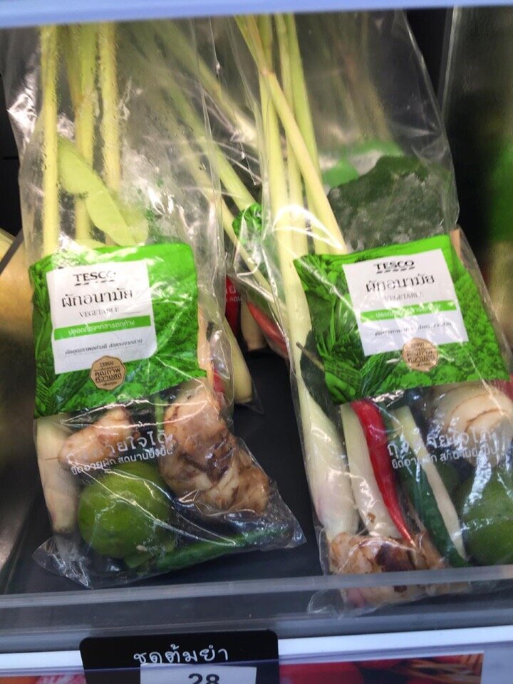 Магазин "Tesco Lotus Express", Паттайя, Таиланд. Стоимость расфасованных наборов для приготовления "Том Ям" - 28 бат. 