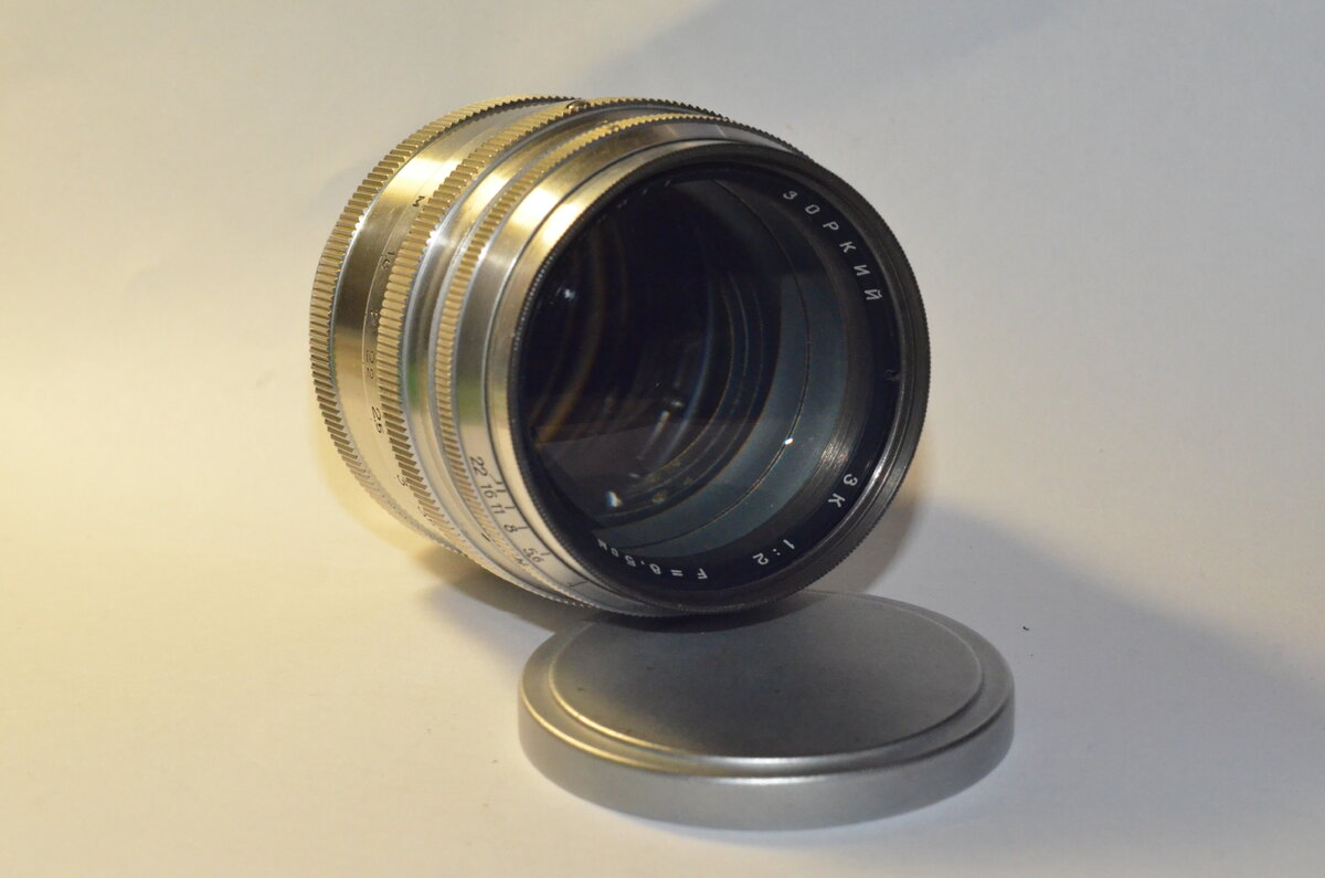 1. БУ объективов продается достаточно много, и далеко не редко их продают не потому что они старые, уставшие и скоро сломаются, просто кто-то наигрался не успев вкусить чудес фотографии и уступил место обычной фотографии на телефон. 2. Достаточно часто попадаются экземпляры как из коробки! да!
3. Ну и зачастую попадаются простые фото барыги, их большинство на площадках по продаже, но не могу сказать что от этого товар у них хуже. Исходя из своей практики, заходя немного вперед, скажу так, не мало обычных продавцов, которые готовы вам "втюхать" шикарный объектив, который скоро сдохнет, они вам будут в глаза говорить что с ним все хорошо и что он прослужит вам долго! во всеоружии надо быть везде и всегда!!!

Что:
Да, что бы понять что вам нужно, какие фокусные расстояния вам будут нужны, какой светосилой вам интересен объектив, какое бокэ вы хотите от него, все это достаточно индивидуально. 
С чего стоит начать? Я бы всё же посоветовал начать с универсальных зум объективов. классика 18-120мм или 18-200мм. Выбор конечно не велик, но мы ведь преследуем цель купить, попробовать, понять что мы хотим от объектива, и какими он должен обладать функциями. 

Где:
Основных интернет площадок не так уж и много, но  они есть и могут утолить любой запрос новичка уж точно. 
Все они позволяют покупать с доставкой в ваш город и с недавнего времени еще и с возможностью проверки. Да, безусловно это очень удобно, особенно когда в вашем городе нет, не то что бы магазинов БУ, но и частные продавцы задирают ценники со словами #Я Ж ЕГО ПОКУПАЛ ЗА 1000$
Мы покупаем БУ объектив и в этом случае нам нельзя ошибаться, да там можно проверить объектив перед принятием решения о покупке, но лучше пойти изначально по другому пути и подготовиться к покупке.