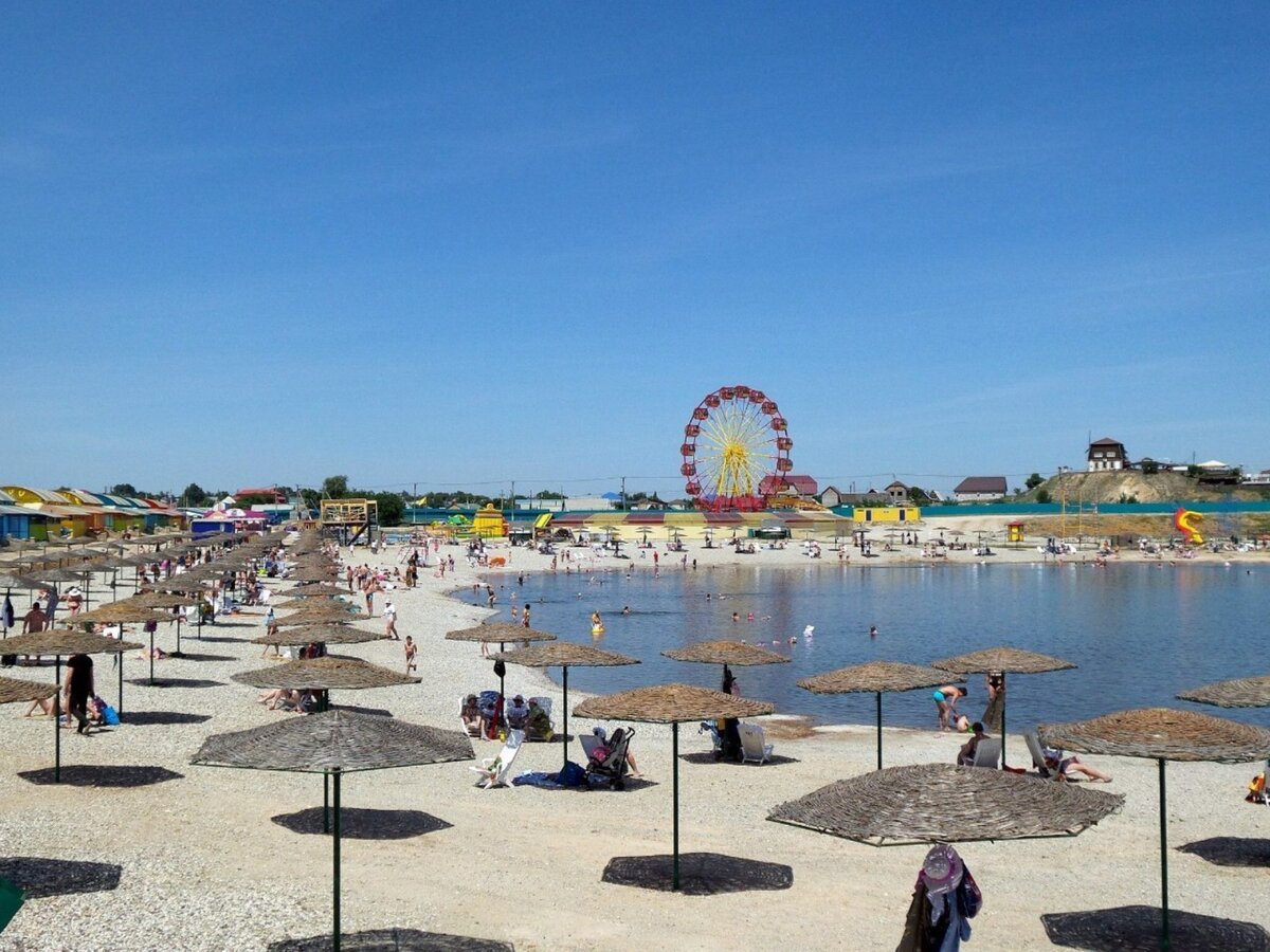 Соль-Илецк — курорт в России В Оренбургской области, близ границы с Казахстаном, расположилось российское «мертвое море», а точнее оздоровительный курорт Соль-Илецк. Этот маленький городок известен по всей России своими лечебными грязевыми и солевыми озерами. Здесь особым образом смешалась русская и казахская культура, придав местности своеобразный колорит и притягательность