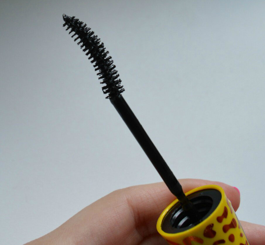 Maybelline Colossal Volum' Express «Cat Eyes» в черном оттенке