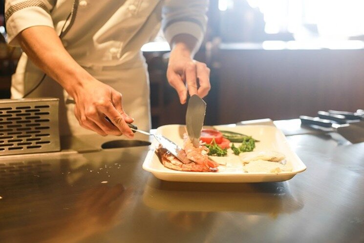 Мы часто слышим такое словосочетание как «высокая кухня», но не часто задумываемся, что же именно вкладывается в данное понятие. Давайте узнаем, что же это такое и какие принципы заложены в основу высокой кухни.