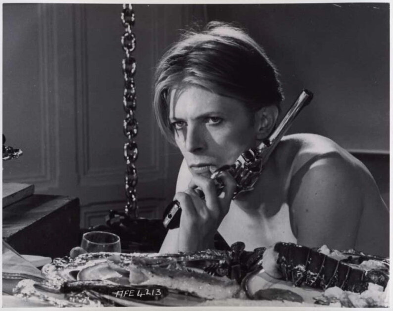 Кадр из фильма "Человек, который упал на Землю" (1976)