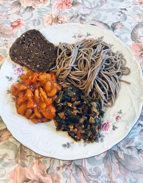 Гречневая лапша лежит на полках с товарами для суши и роллов) Я ее взяла недорого по акции! А еще там есть хрустальная лапша, надо будет и ее попробовать.