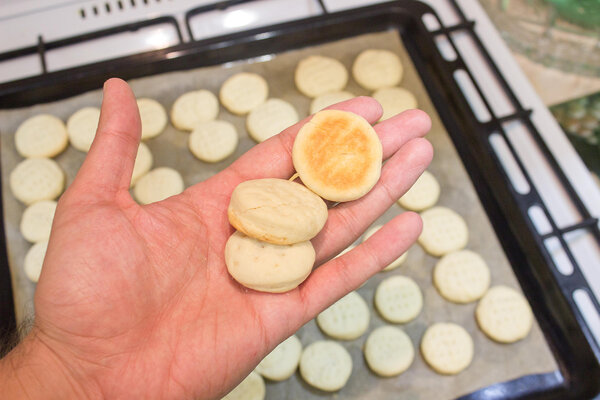 Готовое румяное печенье