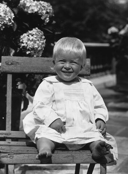 1922 год. Принцу Филиппу 1-2 года