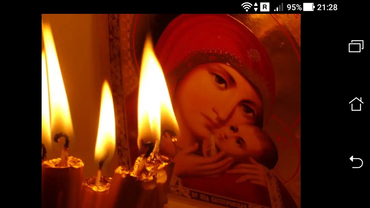 фото Время сходить в Церковь, помолиться у горящей свечи