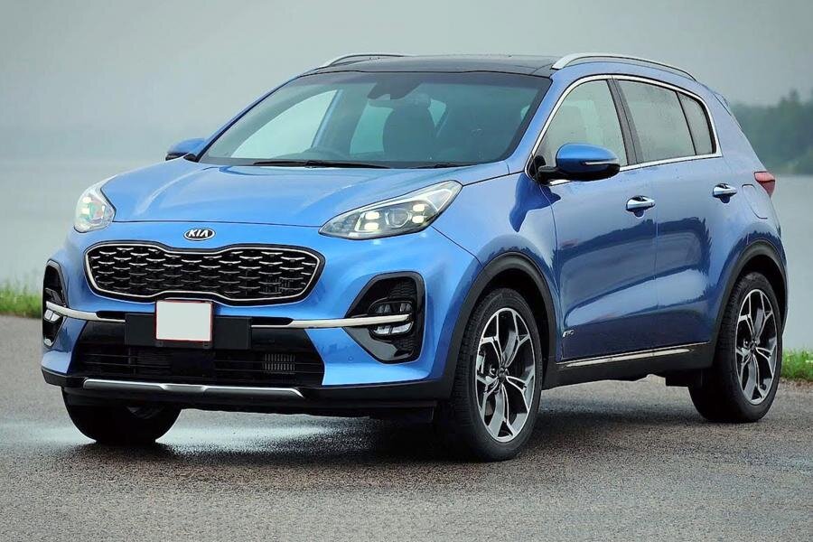 Обновленная решетка радиатора, новые фары. 