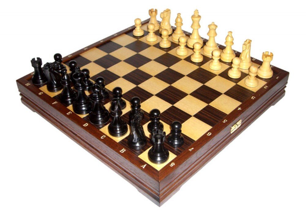 Шахматные фигуры с ларцом