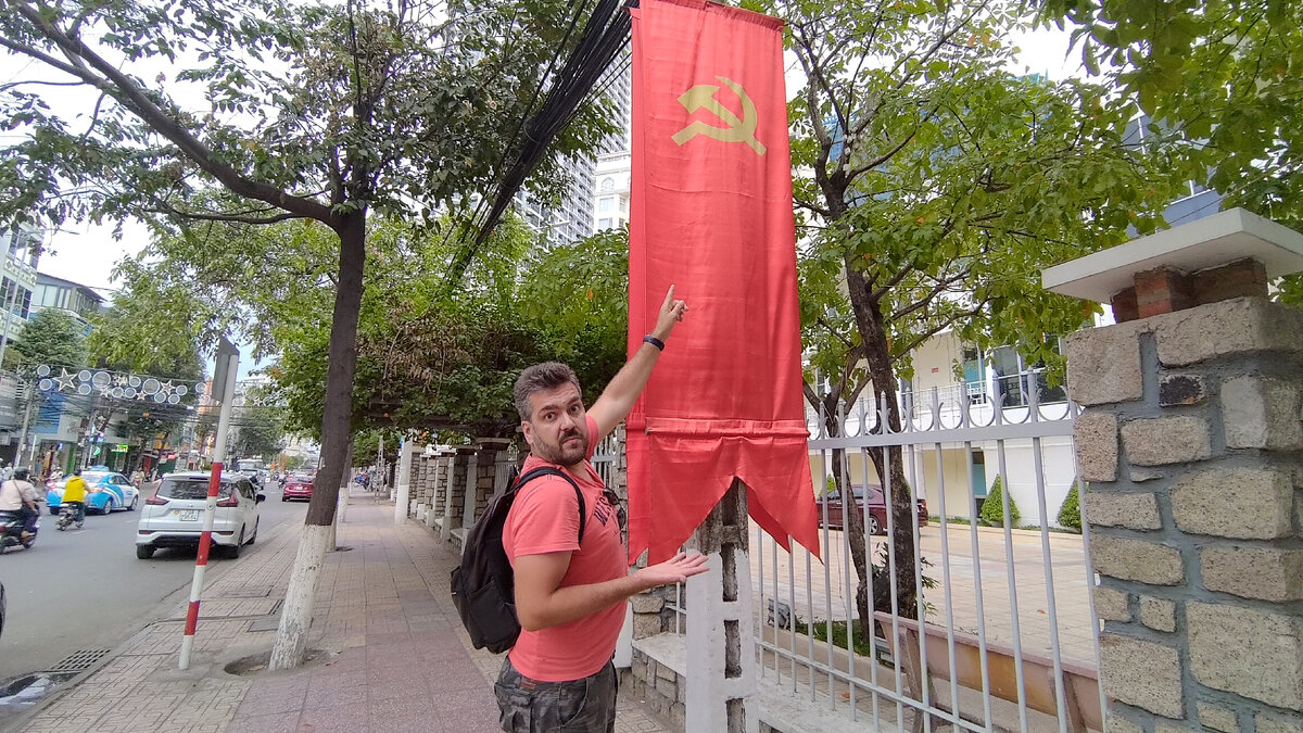 Я во Вьетнаме, город Нячанг, коммунизма там давно нет но флаги остались