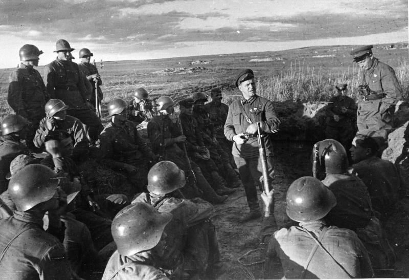 Беседа перед боем комкора Георгия Жукова. Бои на Халхин-Голе. Лето 1939 года. Источник - https://m.russiainphoto.ru 