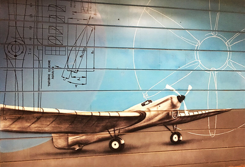 Самолет Чкалова нарисовали на стене в метро "Чкаловская". И это логично!