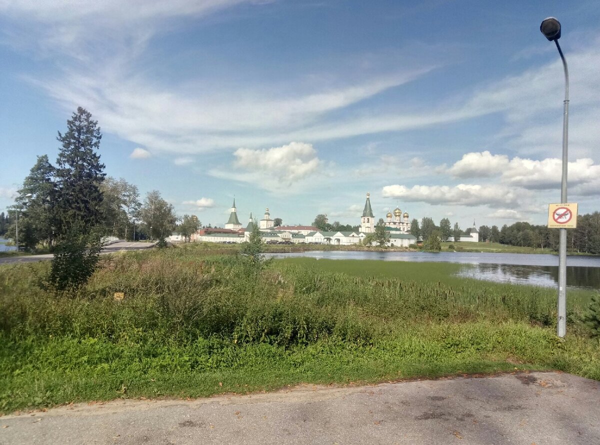 Иверский собор издалека.