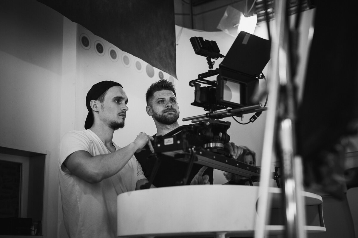 учитель режиссер. режиссер на съемках. тони скотт режиссер. александр митта 2023. баходыр юлдашев клипмейкер.