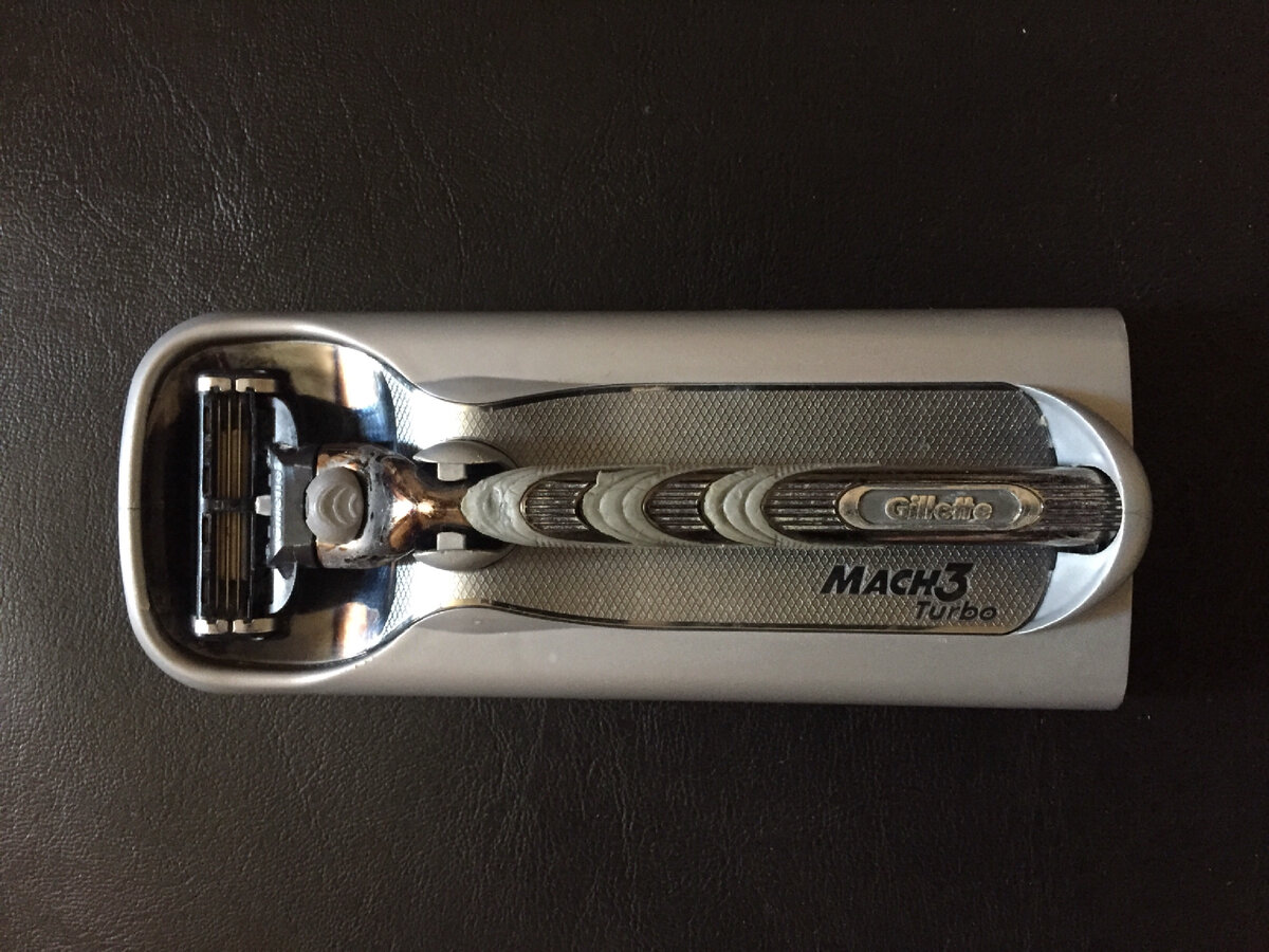 Моя бритва Gillette (она не грязная, это царапины так отображаются)