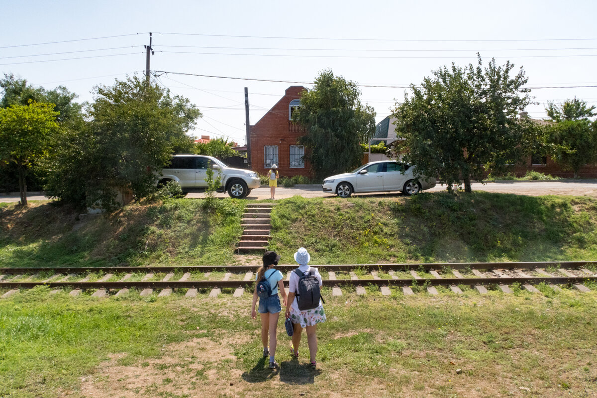 Красный дом впереди и есть гостиница "Абажур". Никаких вывесок...