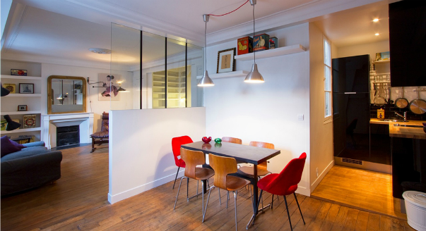 Самое интересное планировочное решение, которым может похвастаться эта уютная мансарда, - наполовину прозрачная перегородка, отделяющая дневную зону от ночной. Архитектор Жозефина Гинзбургер сделала ее на офисный лад - с прозрачной верхней частью, но офисом в этой изящной квартире не отдает ни капельки.  