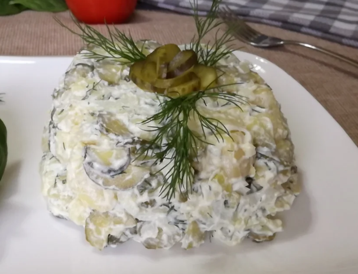 Маринованный лук делает салат особенно вкусным! 