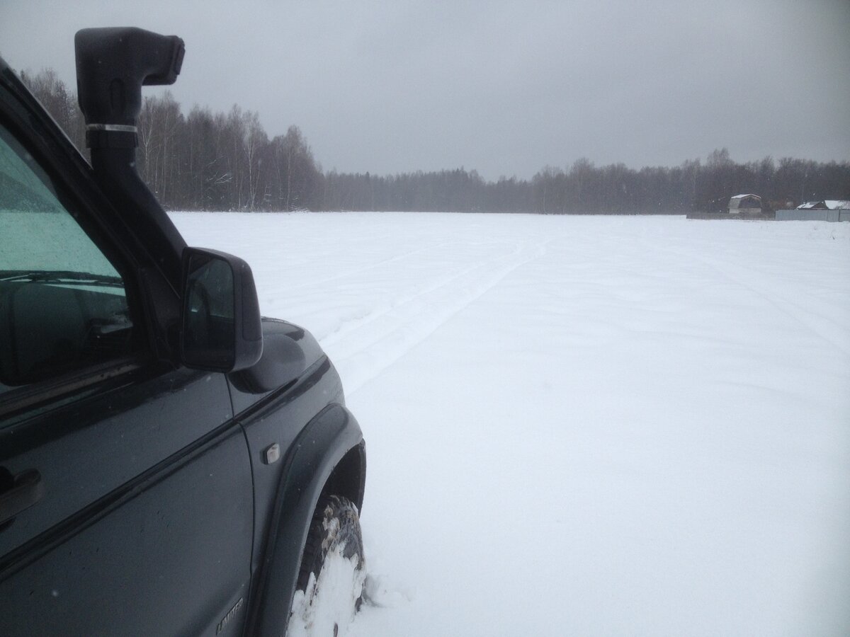 Внедорожная часть начинается с преодоления поля на лесной опушке. Подъехал к краю поля по поселковой дороге, далее виднелся сильно припорошенный, старый след квадра. 