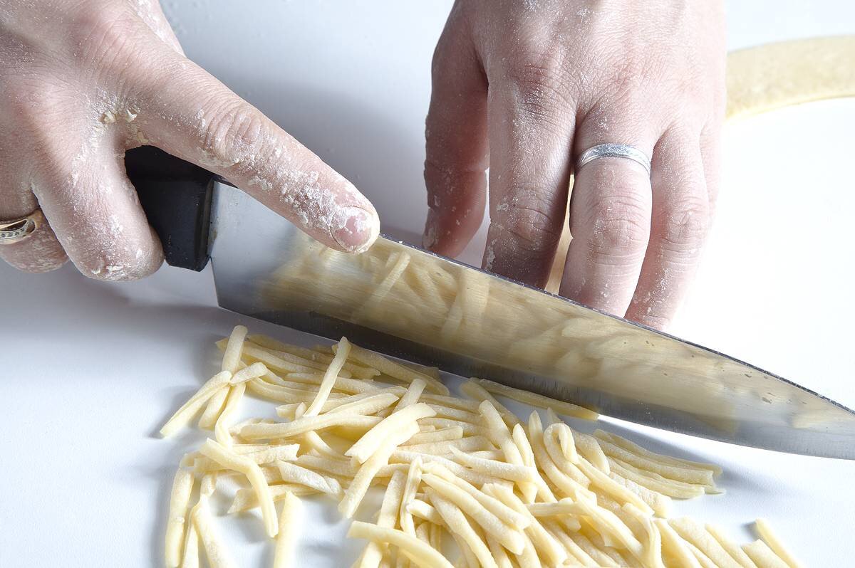 Раскатать блин. Порезать его на тонкие брусочки. 