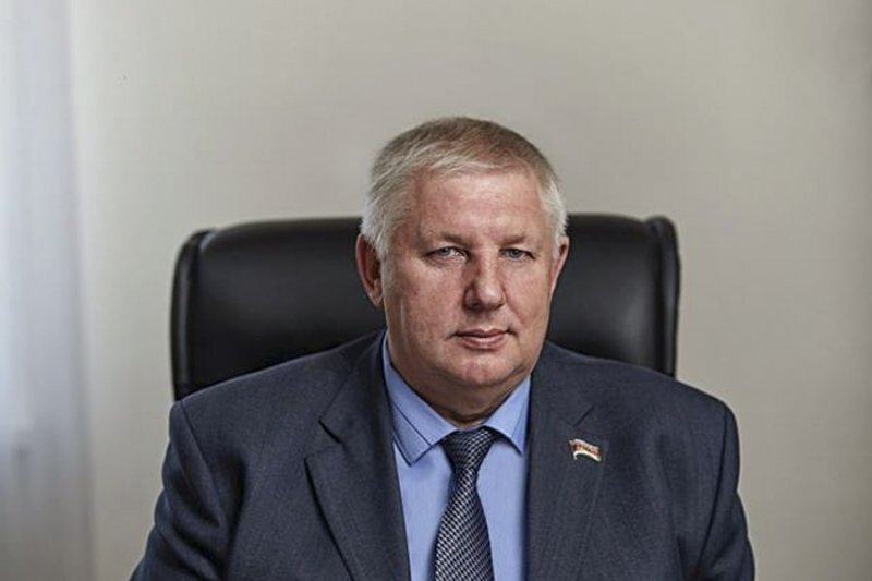 Сегодня в гостях у Владимир Зюзин - советник генерального директора по направлению «Сельскохозяйственное производство» ООО «Прогресс Агро», депутат Законодательного собрания Краснодарского края, избранный от партии «Единая Россия», заместитель председателя комитета ЗСК по вопросам имущественных и земельных отношений. Мы говорим с ним о работе в округе, партийных обязанностях и решении проблем избирателей.

- Владимир Александрович, вы депутат на непостоянной основе. Как совмещаете профессиональную деятельность с парламентской?

- До избрания в ЗСК я три созыва избирался в Усть-Лабинский районный совет, а последние два созыва возглавлял его, и тоже на непостоянной основе, так что накопленный опыт пригодился. А совмещать основную работу с парламентскими обязанностями несложно, потому что вопросы на сельских территориях часто связаны с сельхозпроизводством, которым я занимаюсь много лет. И социальные проблемы, волнующие людей, также можно соотнести с основной работой.

- Что считаете главным в своей депутатской деятельности как представитель партии власти?

- Работать с избирателями, слышать их мнения и пожелания и учитывать при разработке законопроектов. Чтобы законы работали для населения.

- Приведите пример.

- Закон о животноводстве. Им занимался не наш комитет, но я как работник АПК, имеющий большой опыт в сельхозпроизводстве, участвовал в нескольких обсуждениях этого нормативного акта. Он касается развития отрасли в целом и обозначает роль малых хозяйств в этом процессе. Сегодня на село приходит крупный бизнес, который способствует интенсивной перестройке АПК: автоматизации ряда операций, внедрению передовых технологий, использованию современной техники.
И как следствие - высвобождается определенное количество людей. А им надо где-то работать. Здесь серьезная роль отводится малому и среднему бизнесу в АПК. Краевой закон о животноводстве как раз и нацелен на их поддержку. Курс на поддержку малого бизнеса.

- Вы живете в Усть-Лабинском районе, где активно развивается сельское хозяйство, чему в немалой степени способствует и сельхозпредприятие ООО «Прогресс Агро», на котором вы работаете. Но в то же время жизнь на селе и в вашем районе развивается не такими темпами, как хотелось бы населению. Малые хутора исчезают. Что конкретно вы как депутат предпринимаете?

- Как говорится, один в поле не воин. Только совместными усилиями - власти, бизнеса и общества - можно переломить ситуацию. Самая большая проблема на хуторах - отсутствие рабочих мест. Людям надо где-то работать. Одно из решений - помимо крупных предприятий, развивать также малые хозяйства, это направление в крае активно поддерживают исполнительная и законодательная власти. Но у них появляется проблема - куда девать выращенный урожай? Агрохолдинг готовит программу по созданию индустриального (промышленного) парка «Кубань» - единой базы производства, переработки, логистики и хранения продукции в районе. А также развитие от 10 до 14 новых производственных предприятий. Для этого уже выделен участок - 340 гектаров. Муниципалитет поддержал эту идею, и сейчас департамент промышленности Краснодарского края формирует заявку от тех, кто хотел бы участвовать в проекте. Другой аспект деятельности направлен на улучшение водоснабжения населенных пунктов. Так, благодаря содействию министерства ТЭК и ЖКХ края самое отдаленное Александровское поселение в районе сможет наконец заменить изношенную водопроводную трубу размером 2 километра 200 метров. Но, чтобы ее уложить, необходим 1 миллион 600 тысяч рублей, а у поселения лишних денег нет, поэтому я обратился к директору агрохолдинга с просьбой помочь с финансированием. И вопрос решается.
Кстати, тормозом в развитии поселений является отсутствие у них средств на создание проектно-сметной документации для участия в программах. Сегодня в ЗСК рассматривается инициатива сделать господдержку поселениям в виде кредитов из краевого бюджета под низкий процент на эти цели.

- Проекты с партийным уклоном - Вы избирались от «Единой России», а как участвуете в реализации национальных и партийных проектов?

- Я член политсовета Усть-Лабинского местного отделения «ЕР» и являюсь координатором проекта «Российское село» в районе, как раз благодаря ему мы планируем построить клуб в селе Суворовском. В этом году не успели провести экспертизу проекта, но на следующий год продолжим заниматься этим вопросом. По проекту «Комфортная городская среда и развитие сельских территорий» в Усть-Лабинске по улице Ленина завершили благоустройство территории вокруг четырех многоквартирных домов. Деньги краевые и федеральные. По поручению регионального политсовета я являюсь председателем рабочей группы по решению проблемы обманутых дольщиков. Этот вопрос в крае ведет первый вице-губернатор Андрей Алексеенко, и партия включилась в решение этой сложной задачи.

- Как вы относитесь к критике? Ведь приходится ее выслушивать?

- Спокойно. Много негатива было на встречах с избирателями после принятия изменений в пенсионное законодательство. Я участвовал вместе с руководителем регионального отделения «Единой России» Николаем Гриценко в дискуссиях. Мы объясняли людям, что мера непопулярная, но вынужденная, партия приняла трудное и единственно правильное решение. Если оставить все как есть, то через 3-5 лет мы придем к обрушению пенсионной системы.

- На Кубани завершается предвыборная кампания по выборам местных депутатов и глав поселений. Особенно остро развернулась борьба в вашем Усть-Лабинском районе. Скажите откровенно, вы поддерживаете кандидатов от партии?

- Я, как член «Единой России», привык к партийной дисциплине. Поэтому кандидатов, которых выдвинула партия, считаю достойными избрания, но решать избирателям.

- Как часто вы встречаетесь с избирателями и можете ли привести примеры, когда конкретно кому-то помогли?

- Два раза в месяц веду прием граждан, помимо этого, ко мне подходят люди прямо на улице с разными вопросами.
В этом году мы совместно с депутатом Госдумы Алексеем Езубовым с помощью привлеченных спонсорских средств помогли поселениям отремонтировать воинские захоронения. Что касается примеров оказания конкретной помощи, то во время каждого приема я практически кому-то помогаю. На днях обратилась мать шестерых детей, семья едва сводит концы с концами. Попросила помощи, чтобы собрать детей в школу.

- Вы настолько состоятельный человек, что можете из личных средств оказать помощь?

- Скорее, имею средний достаток, у меня хорошая работа, стабильная заработная плата, и оказывать посильную помощь нуждающимся иногда возможно. Красота зависит от нас самих.
 
- А часто ли избиратели говорят вам спасибо?

- Говорят, и главное - искренне. Но бывают случаи, о которых помнишь всю жизнь. Один ветеран Великой Отечественной войны переехал в станицу Ладожскую из Ташкента, когда распался СССР и в Узбекистане начались волнения. Он был вынужден за 17 тысяч рублей продать свою трехкомнатную квартиру, а здесь купил хатку в станице. Глава поселения рассказал, что ему трудно живется без удобств, а человек в возрасте. Мы решили помочь. Сделали к его дому пристройку с туалетом и душевой кабинкой. Было очень волнительно видеть на глазах этого прошедшего войну героя слезы. В этом году опять планируем помочь ему в небольшом косметическом ремонте домовладения.

- У вас все есть. А мечта есть?

- Скорее пожелание. Хочу, чтобы люди поняли, что надо объединяться и вместе работать - администрации, депутатам и просто жителям - на благо района, Кубани. Надо вернуться к традиционному укладу жизни на Кубани, когда красота зависела от всех нас. И еще. В крае развивается сельское хозяйство, но не хватает глубокой переработки, о чем говорит наш губернатор Вениамин Кондратьев. Мы пока больше сырьем торгуем, а надо экспортировать готовую продукцию, которая попадет на полки магазинов. Кубань способна ее производить, способна конкурировать на внутреннем и европейском рынках.

Источник: «Кубанские новости» 