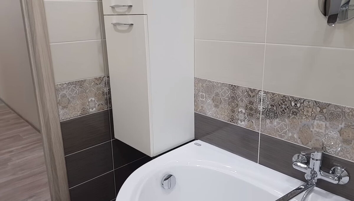 Пенал хоть и узкий, но вместительный, в нем много полочек