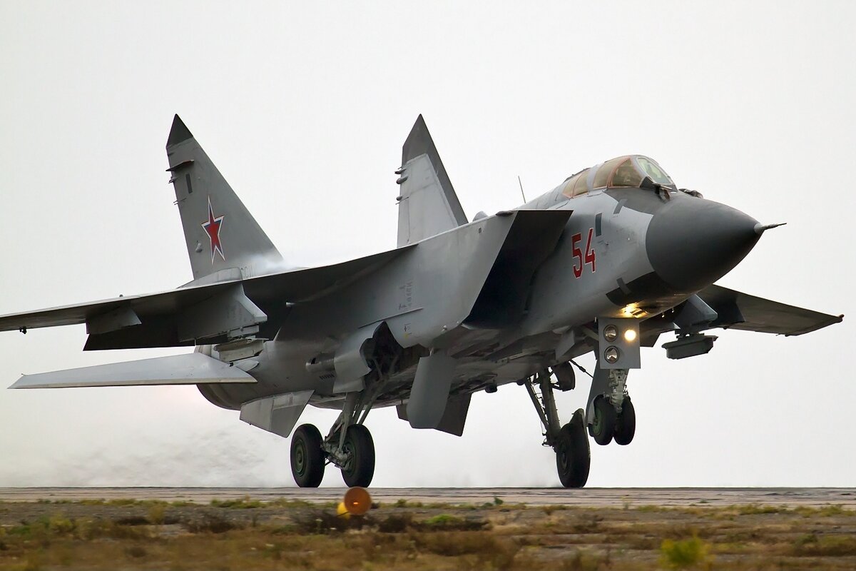 https://upload.wikimedia.org/wikipedia/commons/4/43/Микоян-Гуревич_МиГ-31%2C_Воронеж_-_Балтимор_RP59543.jpg