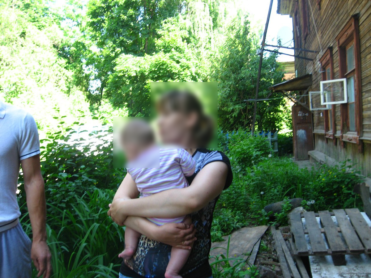 Фотография нашего старого дома. Замазала фотографию соседки :-)