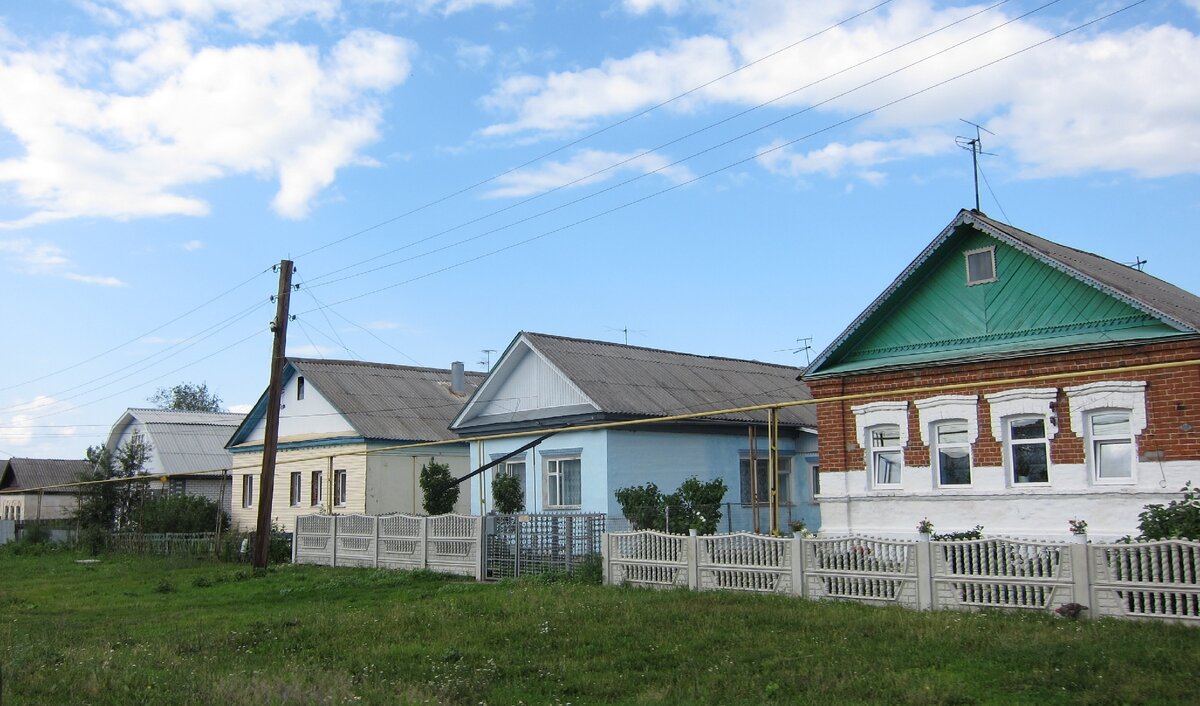 Удобные дома для комфортной жизни - или многоэтажки в спальных районах. Каждому выбирать что-нибудь своё.
