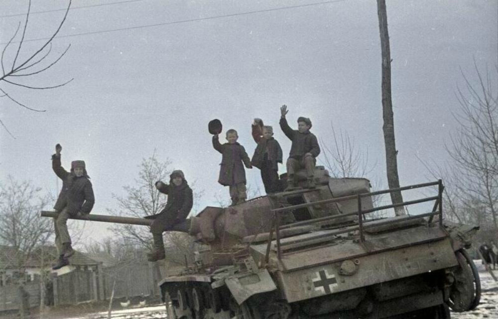 Дети на подбитом немецком танке Pz.Kpfw. III в районе села Гулькевичи Краснодарского края. Февраль 1943 г. Автор: Яков Халип.