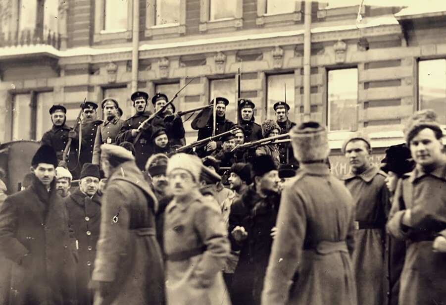 Николаю ii сообщили что в петрограде революция. Большевики в Февральской революции 1917. Февральская революция в Петрограде. Февральская революция 1917 солдаты. Петроградский Гарнизон в 1917.