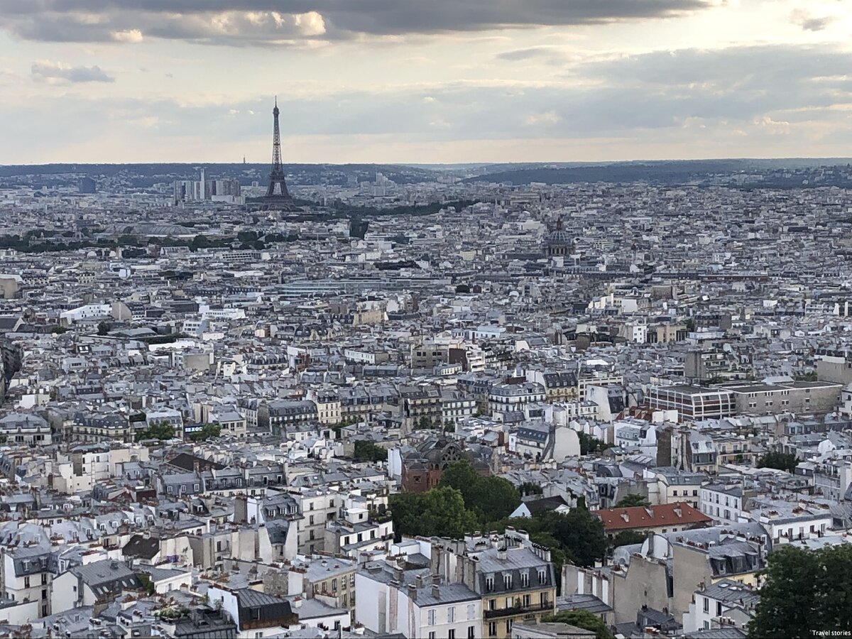 Вид на город со смотровой площадки, расположенной под куполом базилики. 