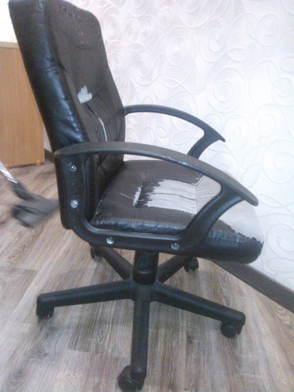 Вот так примерно выглядит то, на чем жена моя вынуждена сидеть по 12-16 часов кряду.